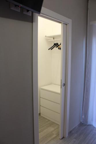 a room with a door and a closet with aabinet at B&B Il terrazzo da Gregorio in Rome