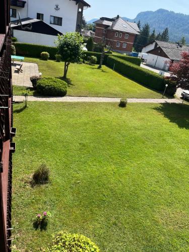 a view of a yard with green grass at im MITanond schlafen - das Ferienhaus am Keutschachersee in Plaschischen
