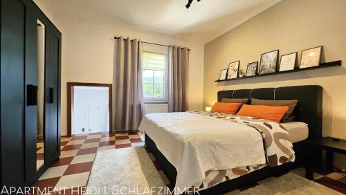 Katil atau katil-katil dalam bilik di Apartments am Saalebogen mit Gartenterrasse, Grillkamin und freie Parkplätze