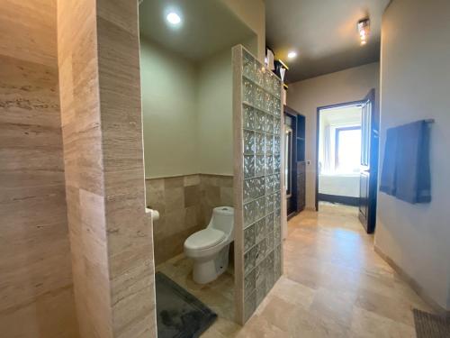 Ένα μπάνιο στο Luxury Oceanfront Condo on Cerritos Beach