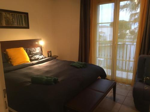 une chambre avec un lit et une fenêtre dans l'établissement maison au bord de l'eau, à Aigues-Mortes