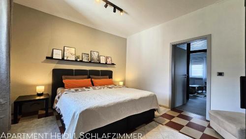 Katil atau katil-katil dalam bilik di Apartments am Saalebogen mit Gartenterrasse, Grillkamin und freie Parkplätze