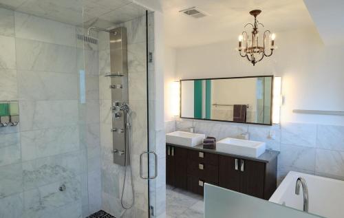 Ένα μπάνιο στο Denver Lower Highlands Modern Home