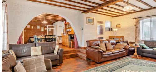 Posezení v ubytování HOXNE HOUSE WEYBOURNE,N Coast sleeps 14 5 bedroom j72