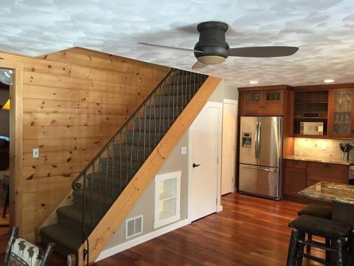Η κουζίνα ή μικρή κουζίνα στο Adirondack Luxury Getaway
