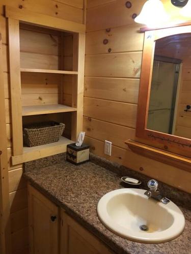 Ένα μπάνιο στο Adirondack Luxury Getaway