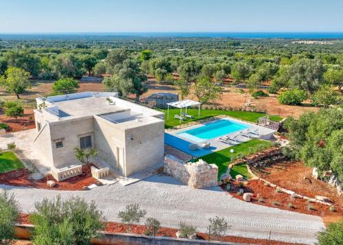 una vista aerea di una casa con piscina di Villa Apeliote a Carovigno