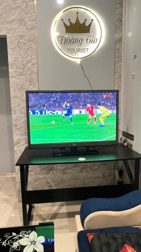 a tv sitting on a table with a video game on it at HOMESTAY Hoàng GIa in Ấp Ông Tú