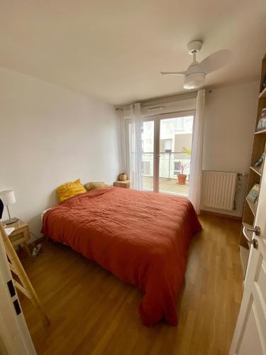 une chambre avec un grand lit et une fenêtre dans l'établissement Appartement spacieux et lumineux de 67 m2, 2 balcons, à Saint-Ouen