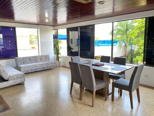 a dining room with a table and chairs at Acogedor Apartamento cerca al Mar in Cartagena de Indias