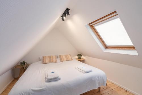 Postel nebo postele na pokoji v ubytování Gezellig, knusse en gerenoveerde rijwoning 4p