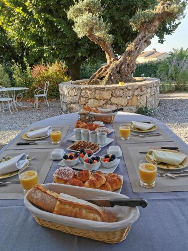Una mesa con un montón de comida encima en L'Escale Provençale, en Tourrettes