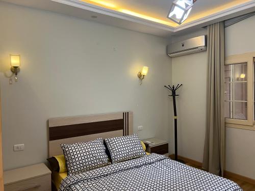 The Royal Apartment at New Cairo الشقة الملكية بالقاهره الجديدةにあるベッド