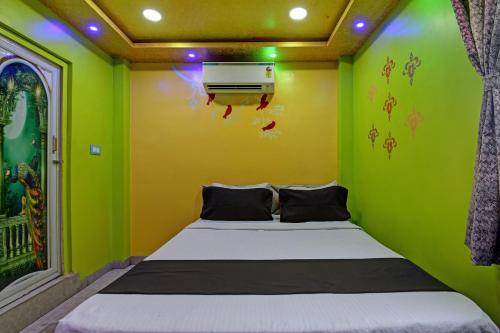 a bedroom with a bed in a green room at Hotel O Star View in Kolkata