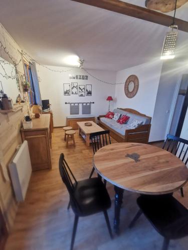 un salon avec une table et un lit dans l'établissement Appartement refait à neuf pour 8 personnes à Albiez-Montrond, à Albiez-Montrond