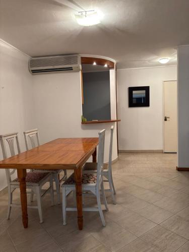 a conference room with a table and chairs and a screen at Departamento en Gualeguay in Gualeguay