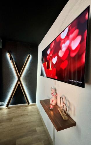 een kamer met een flatscreen-tv aan de muur bij Love room - Cap d'Agde in Cap d'Agde