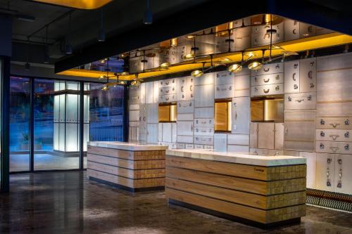 una stanza con due tavoli in legno in un edificio di The Park Lane Hong Kong, Autograph Collection a Hong Kong