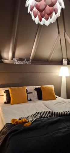 un letto con cuscini gialli e neri in una stanza di Odenwald Lounge im Naturpark Bergstraße-Odenwald a Reichelsheim