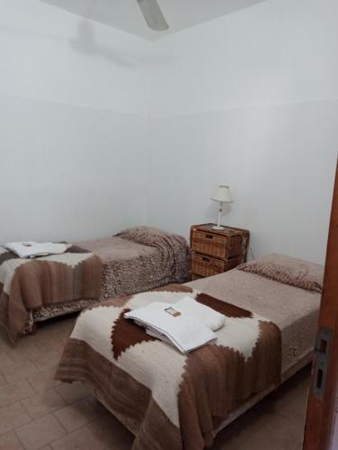 een slaapkamer met twee bedden met handdoeken erop bij Luna Vallista in Cafayate