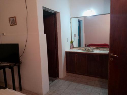 een badkamer met een wastafel en een spiegel bij Luna Vallista in Cafayate