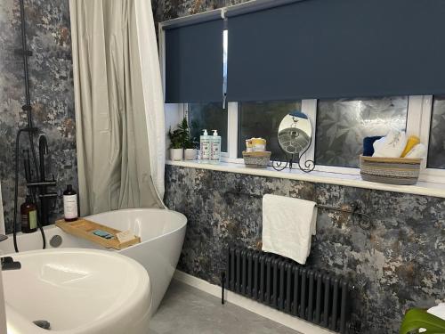 Un baño con inodoro, bañera y lavabo. en Number 78 Guest house M56 junction 12 located 5 minutes drive from Frodsham Continental breakfast Included, en Frodsham