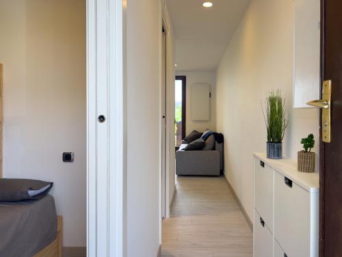 a hallway leading to a living room with a couch at Bleuets VI in Sainte-Léocadie