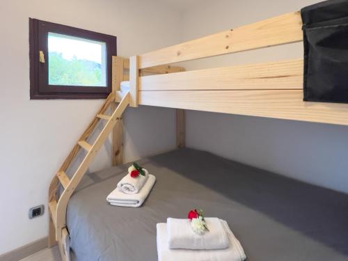 a bunk bed in a room with two towels at Bleuets VI in Sainte-Léocadie