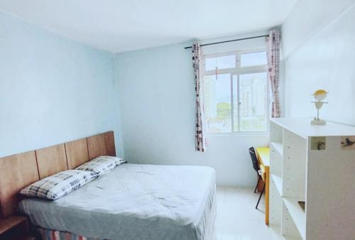 Postel nebo postele na pokoji v ubytování Apartamento no centro do Florianópolis. todos os móveis e ventiladores, Wi-Fi, cozinha completa, Acomoda até 4 pessoas. No coração de Florianópolis perto de tudo! Desfrute do centro e trapeche de beiramar norte de Floripa com uma bela caminhada .