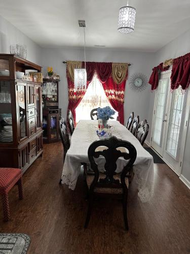 Χώρος καθιστικού στο Bedroom in Modern Home near Myrtle Beach SC