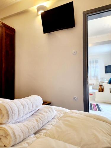 a room with towels on a bed with a mirror at La Casa di Rena in Áno Poróïa