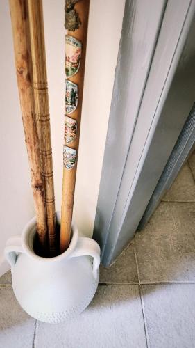 a white vase with some baseball bats in it at La Casa di Rena in Áno Poróïa
