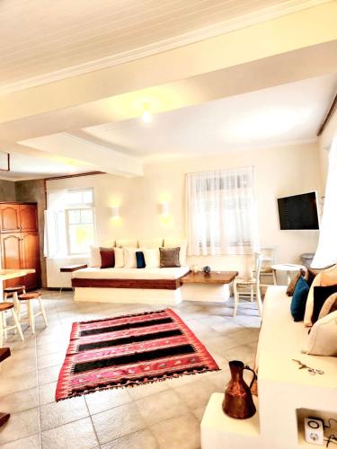 a large living room with a couch and a table at La Casa di Rena in Áno Poróïa