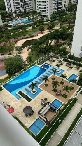 una vista dall'alto di una piscina in un resort di Flat Barra - Rio Centro a Rio de Janeiro