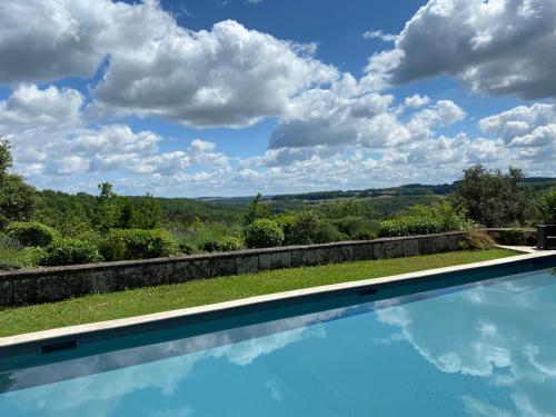 - une piscine avec vue sur le ciel dans l'établissement Domaine de Bernou, à La Croix-Blanche