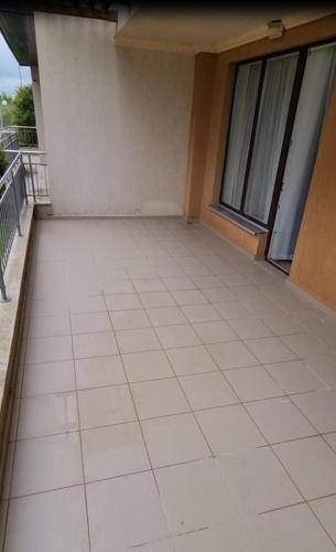 Balkón nebo terasa v ubytování Apartment with a large terrace and direct access to the sea