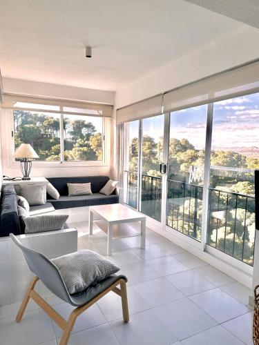 Apartamento con piscina y vistas al mar