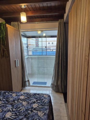 Postel nebo postele na pokoji v ubytování Terraza 450 BC - Varanda ampla - 450m praia - Wi-Fi 500 Mbps - Netflix