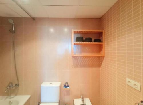 een badkamer met een wit toilet en een wastafel bij Urbanizacion Terrazas al mar in Oropesa del Mar