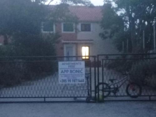 Το κτήριο όπου στεγάζεται  το διαμέρισμα