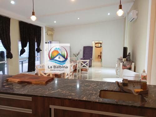 eine Küche und ein Wohnzimmer mit einer Arbeitsplatte in der Unterkunft La Balbina Casa Quinta Corrientes in Santa Ana