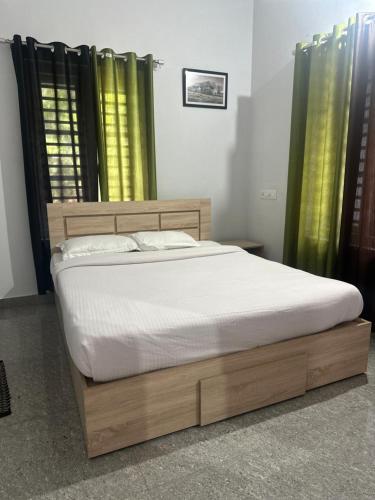 Postel nebo postele na pokoji v ubytování Wayanad Vista Service Apartment