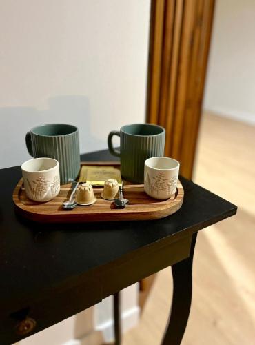 un plateau avec trois tasses sur une table dans l'établissement Studio 2 personnes, à Sainte-Colombe