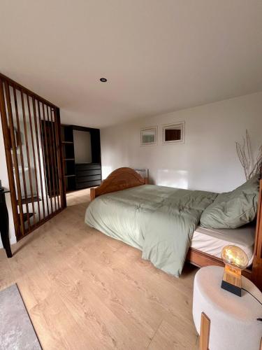 une chambre avec deux lits et un balcon dans l'établissement Studio 2 personnes, à Sainte-Colombe