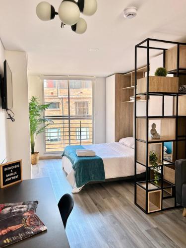 Un pat sau paturi într-o cameră la Luxury loft Bogota