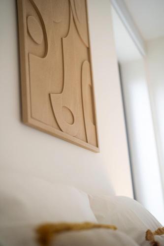 a picture hanging on a wall next to a bed at Studio Herman met buitenterras in Kapellenbos, bij de Kalmthoutse Heide in Kapellen