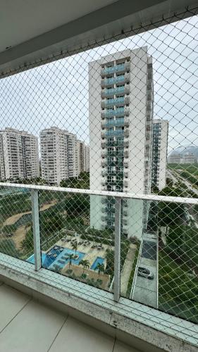 un balcone con vista sulla città di Flat Barra - Rio Centro a Rio de Janeiro