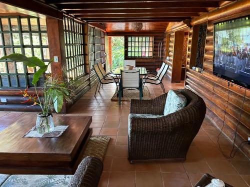 Gambar di galeri bagi Chalet con jacuzzi en Dapa di Dapa