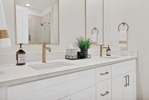 a white bathroom with a sink and a mirror at Victory Villa - Lux Townhome Walk 2 Globe Life - Rangers & Cowboys Stadiums in Arlington