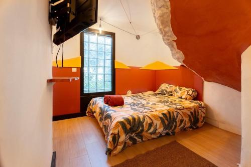 une chambre avec un lit et une fenêtre dans l'établissement L'Orangerie Aixoise, à Aix-en-Provence